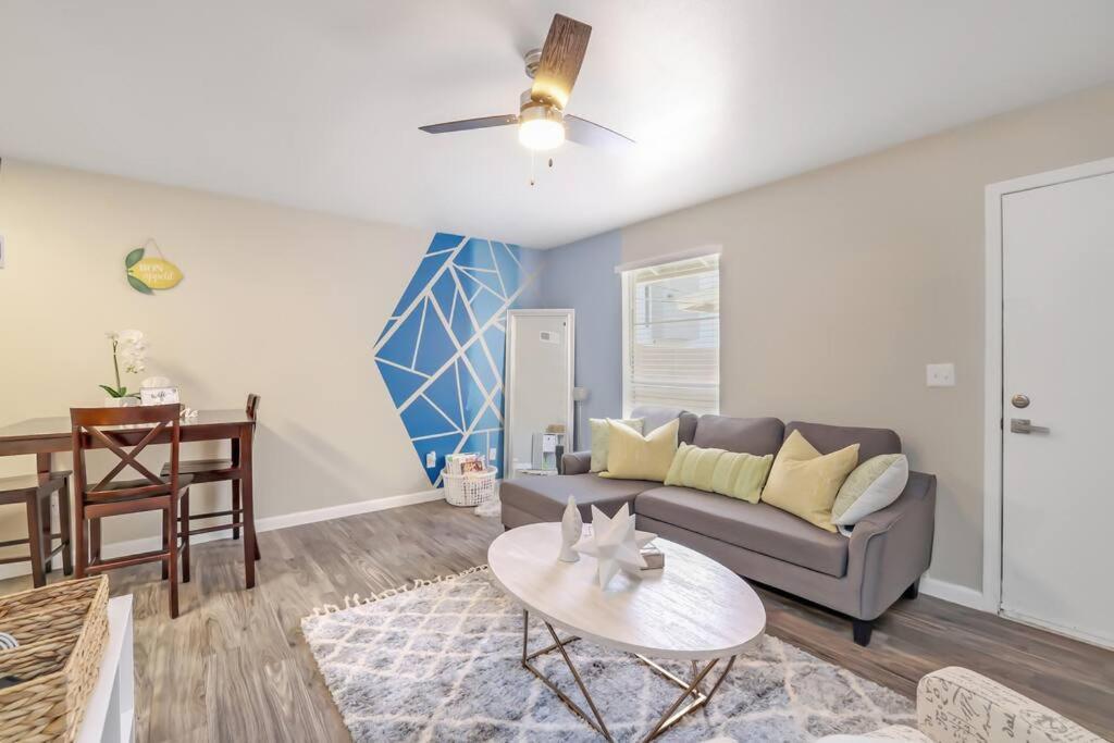 Cozy W Pool And Free Parking At Appartement